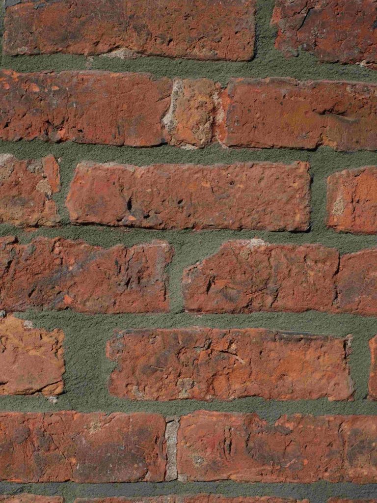Fertig saniertes Klinkermauerwerk mit bündig gefüllten Fugen Nahaufnahme einer roten Backsteinwand mit neu eingebrachten, sauberen Fugen nach der erfolgreichen Sanierung.
