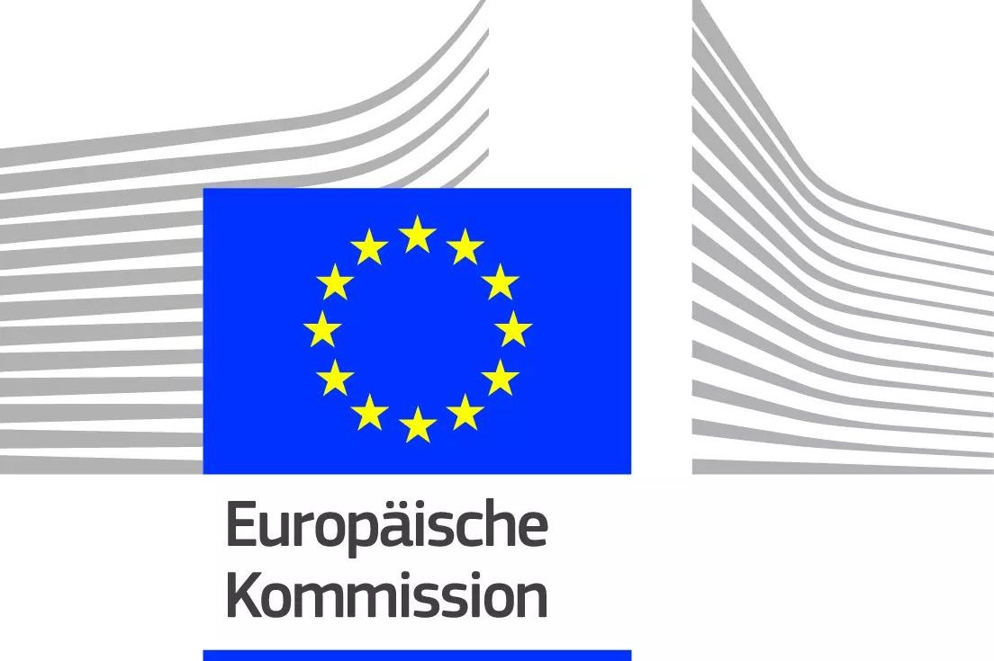 Logo der Europäischen Kommission mit blauem Hintergrund und gelbem EU-Sternenkranz. Bilderrechte obliegen der Europäischen Kommission